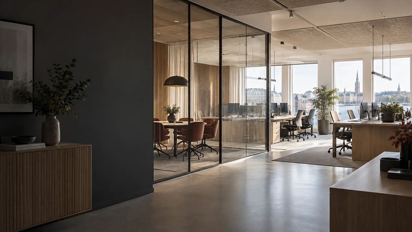 Kontorsanpassning Stockholm – inspirationsbild med glasade mötesrum, arbetsplatser och varm ekinredning